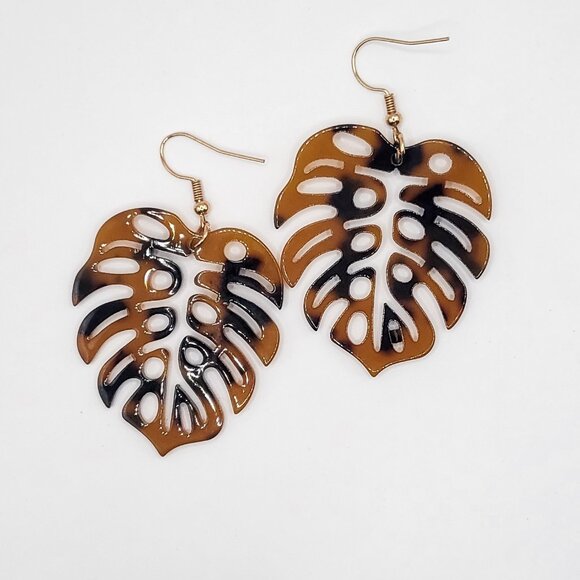 Monstera Leaf Faux Tortoiseshell Earrings - Picture 4 of 5